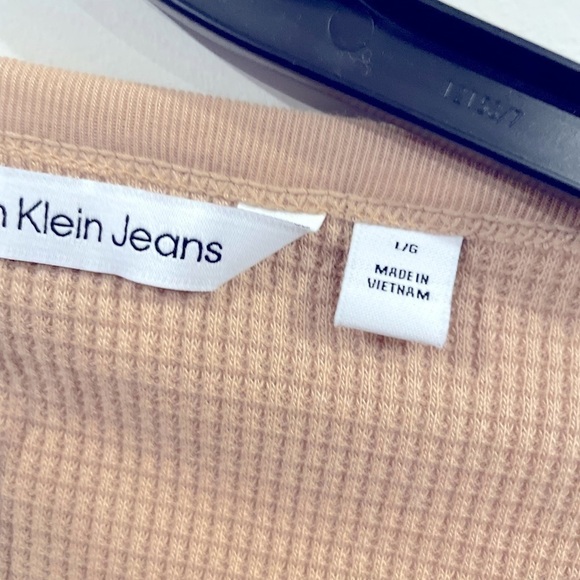 CALVIN KLEIN  Wheat Logo 
Cropped Crewneck Top size large - Picture 3 of 6